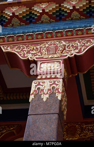 Saint-pétersbourg, Russie - 11 octobre 2015 : colonnes décorées de Datsan. Gunzechoinei Construit en 1915, c'est le temple Bouddhiste le plus au nord en Russie Banque D'Images