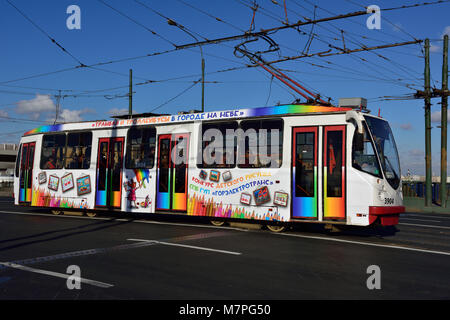 Saint-pétersbourg, Russie - le 27 juin 2015 : Tramway sur le pont Tuchkov à travers le petit fleuve Neva. Le système de tramway de la ville a été créé en 1907 et a été e Banque D'Images