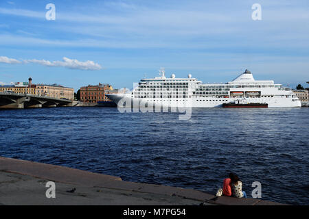 Saint-pétersbourg, Russie - le 23 juin 2015 : bateau de croisière Silver Whisper ancrées à l'anglais. La chemise de SILVERSEA peuvent accueillir 382 Entreprise Banque D'Images