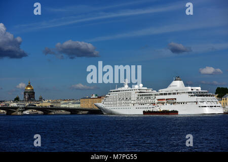 Saint-pétersbourg, Russie - le 23 juin 2015 : bateau de croisière Silver Whisper ancrées à l'anglais. La chemise de SILVERSEA peuvent accueillir 382 Entreprise Banque D'Images