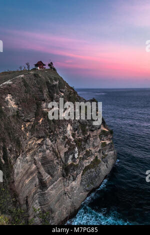 Soleil rose à Atuh beach sur Nusa Penida island en Indonésie avec le dirigeant d'une falaise chambre Banque D'Images