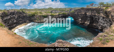 La beauté panoramique de plage avec de grosses vagues à Nusa Penida, Indonésie Banque D'Images