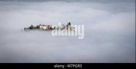 Hill à l'intérieur du brouillard à Marche Macerata, coutryside district, Marches, Italie Banque D'Images