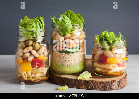 Salade de pâtes et de couscous végétalien dans des pots Mason avec haricots Légumes Banque D'Images