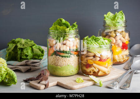 Salade de pâtes et de couscous végétalien dans des pots Mason avec haricots Légumes Banque D'Images