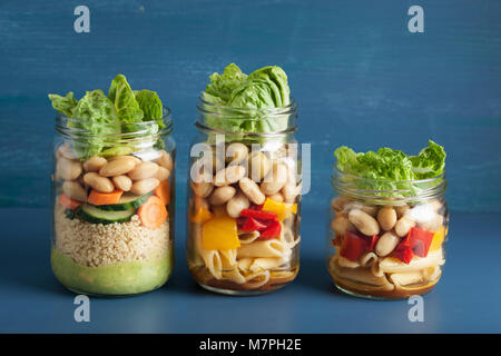 Salade de pâtes et de couscous végétalien dans des pots Mason avec haricots Légumes Banque D'Images