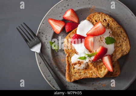 French toasts avec du yaourt et des fraises pour le petit déjeuner Banque D'Images