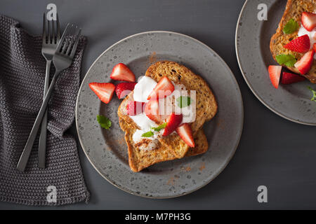 French toasts avec du yaourt et des fraises pour le petit déjeuner Banque D'Images