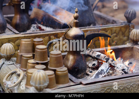 La préparation du café oriental dans un arabe traditionnel dallah, cafetière Banque D'Images