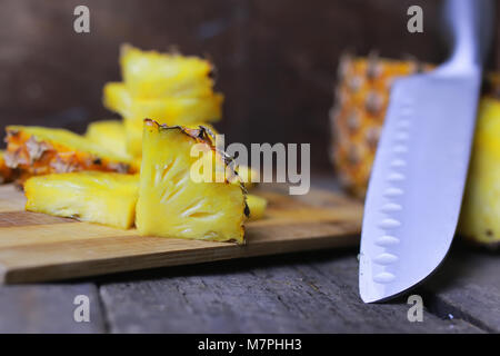 Les tranches d'ananas cut knife