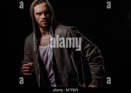 Man in casual clothers revient sur.courir loin de problèmes.criminel dangerouse Banque D'Images