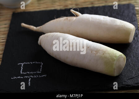 Radis daikon sur une table rustique Banque D'Images