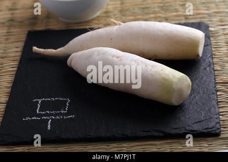 Radis daikon sur une table rustique Banque D'Images