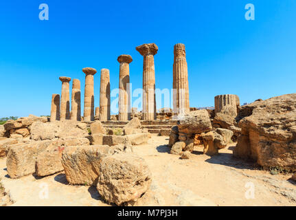 Temple en ruines d'Héraclès colonnes de célèbre ancienne vallée des Temples, Agrigente, Sicile, Italie. UNESCO World Heritage Site. Banque D'Images