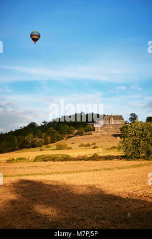 Un ballon à air chaud glisse sur le château de Marqueyssac un 17e siècle château et jardins situé à Vézac, dans le Département de la Lozère. Banque D'Images