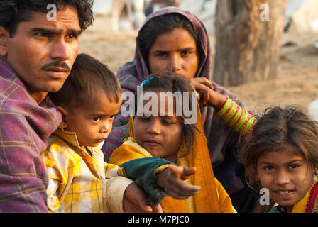 Jeune famille visitant la foire annuelle de Camel à Pushkar, Rajasthan, India Banque D'Images