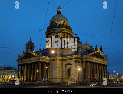 Saint-pétersbourg, Russie - le 13 décembre 2015 : vue nocturne de la cathédrale Saint-Isaac en hiver. C'est la plus grande basilique orthodoxe et le quatrième plus grand Banque D'Images