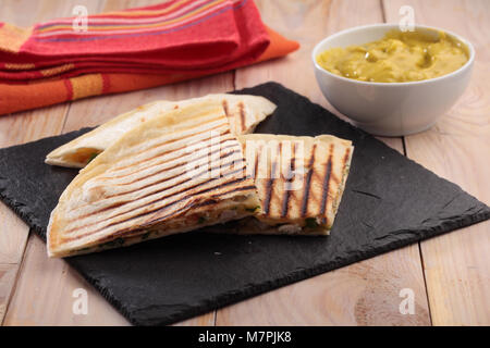 Sincronizada et Guacamole sur une table rustique Banque D'Images
