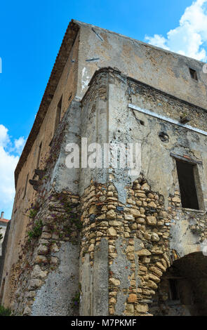 Fiumefreddo Bruzio street (l'un des plus beaux villages de montagne, sur une colline au-dessus de la côte de la mer Tyrrhénienne), province de Cosenza, Calabre, Italie. Banque D'Images
