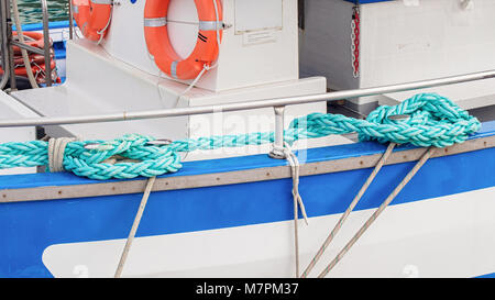 La ligne d'amarrage bleu d'un yacht de luxe Banque D'Images