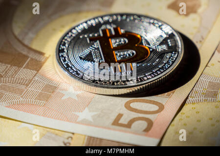 Plus de pièces Cryptocurrency billets ; coin Bitcoin Banque D'Images