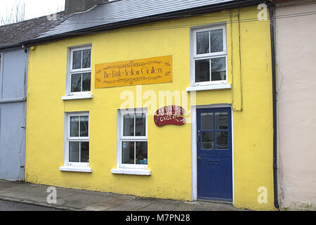 Bâtiment de couleur jaune vif qui détient une petite galerie d'art dans le village de union hall, de l'Irlande. Banque D'Images