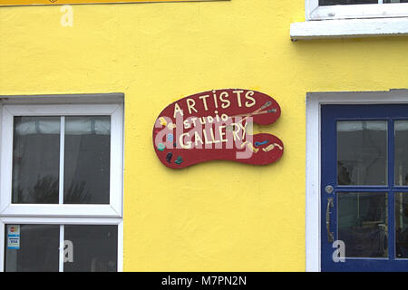 Bâtiment de couleur jaune vif qui détient une petite galerie d'art dans le village de union hall, de l'Irlande. Banque D'Images