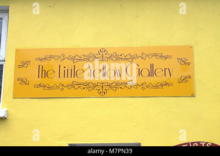 Bâtiment de couleur jaune vif qui détient une petite galerie d'art dans le village de union hall, de l'Irlande. Banque D'Images