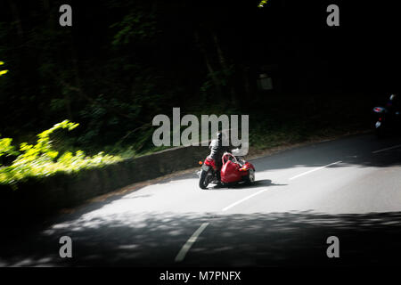 Une moto et side-car voyage autour de l'île de Man durant le centenaire 100 courses TT sur l'île de Man. Banque D'Images