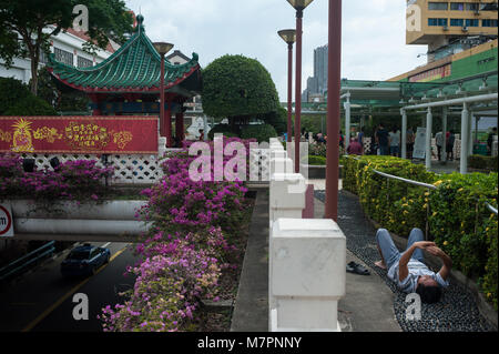 11.03.2018, Singapour, République de Singapour, en Asie - Un homme est vu au sol dans le jardin public de la People's Park Complex. Banque D'Images