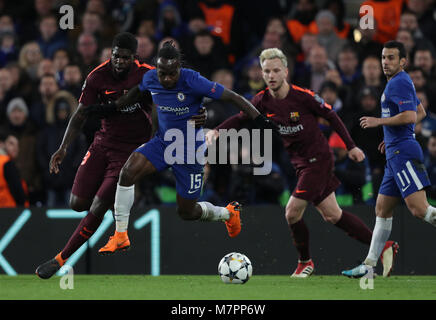 Londres, ANGLETERRE - 20 février : Samuel Umtiti de Barcelone et Victor Moses de Chelsea lors de la Ligue des Champions Tour de jambe Premier 16 match entre Chelsea et le FC Barcelone à Stamford Bridge le 20 février 2018 à Londres, Royaume-Uni. Banque D'Images