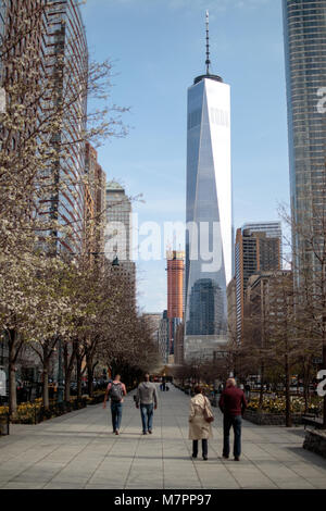 Hudson River Greenway avec one world trade center à l'arrière-plan, prises au printemps 2017. Banque D'Images