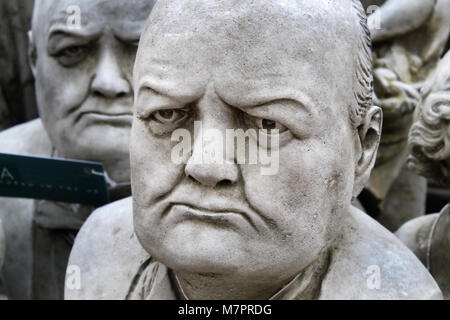 Bustes de béton coulé Winston Churchill en vente dans un centre jardin. Banque D'Images