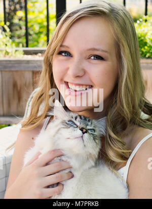 Une adolescente et son chat. Banque D'Images