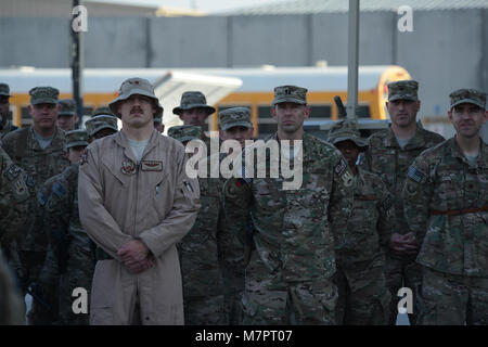 Les aviateurs de l'US Air Force affectée à la 455 e Escadre expéditionnaire de la parade au reste pendant l'écoute de Brig. Le Général Mark D. Kelly, commandant de la 455 e Escadre expéditionnaire aérienne, lors d'une retraite à la cérémonie de commémoration au Camp de jour Patriot Cunningham, l'aérodrome de Bagram, en Afghanistan, le 11 septembre 2014. Patriot Day est connu mondialement comme l'anniversaire des attentats terroristes perpétrés aux États-Unis le 11 septembre 2001. (U.S. Air Force photo par le Sgt. Cohen A. Young/libérés) 455 e Escadre expéditionnaire aérienne aérodrome de Bagram, en Afghanistan Banque D'Images