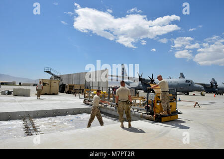 Les aviateurs de l'US Air Force avec le 455 e Escadron de génie civil expéditionnaire se préparer à couler le béton sur la piste d'aviation à Bagram, en Afghanistan, le 22 mai 2014. L'ECES 455 assure l'opérabilité de l'aérodrome par aérodrome de fournir l'entretien, la construction et l'exploitation de l'aérodrome principal de la mission de l'autorité. (U.S. Photo de l'Armée de l'air par le sergent. Evelyn Chavez/libérés) 455 e Escadre expéditionnaire aérienne aérodrome de Bagram, en Afghanistan Banque D'Images