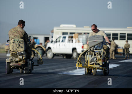 Les aviateurs de l'US Air Force avec le 455 e Escadron de génie civil expéditionnaire, peindre la piste à l'aérodrome de Bagram, en Afghanistan le 8 juin 2014. L'ECES 455 assure l'opérabilité de l'aérodrome par aérodrome de fournir l'entretien, la construction et l'exploitation de l'aérodrome principal de la mission de l'autorité. (U.S. Air Force photo par le Sgt. Cohen A. Young/libérés) 455 e Escadre expéditionnaire aérienne aérodrome de Bagram, en Afghanistan Banque D'Images