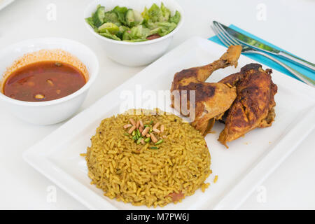 Cuisses de poulet frit avec du riz accompagné d'une salade de légumes Banque D'Images