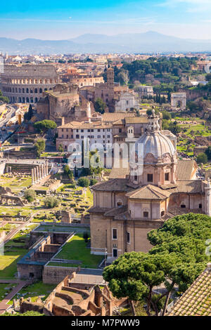 Vue aérienne du Forum Romain et Colisée à Rome, Italie. Rome à partir de ci-dessus. Banque D'Images