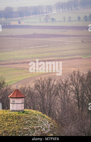 Les chasseurs de petits champs bâtiment au-dessus de belvédère en hiver entre le paysage rural de la Basse Silésie, Pologne. Banque D'Images