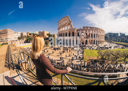 Female traveler veillant sur le Colisée à Rome, Italie Banque D'Images