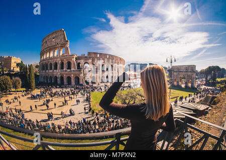 Touriste en profitant de la vue du Colisée romain à Rome, Italie Banque D'Images