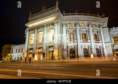 Low angle statique photo de nuit de tram arrivant à l'arrêt en face de Burgtheater de Vienne Banque D'Images