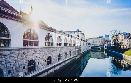 La rivière Ljubljanica avec de vieux marché central et triple pont, Ljubljana. Vue depuis les bouchers au pont de Plecnik Marché couvert et Tripple bridge par f Banque D'Images