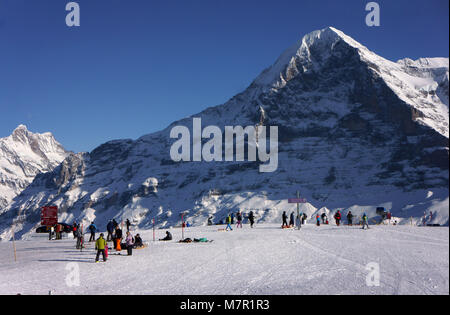 Station de Männlichen, Grindelwald, avec Mtns Schreckhorn (l) et de l'Eiger, Alpes Bernoises, destination de la Jungfrau, en Suisse Banque D'Images