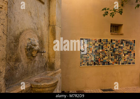 Font del Carrer de Santa Maria del Puig (fontaine au Santa Maria del Puig Square) et l'art de mur sur les carreaux, La Bisbal d'Emporda, Catalogne, Espagne Banque D'Images