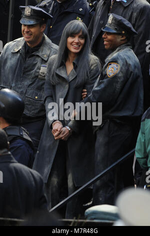 NEW YORK - Le 18 mars : actrice Angelina Jolie (C) de films une scène à la 'Salt' film situé dans midtown Manhattan, 18 mars 2009 à New York City People : Angelina Jolie Banque D'Images