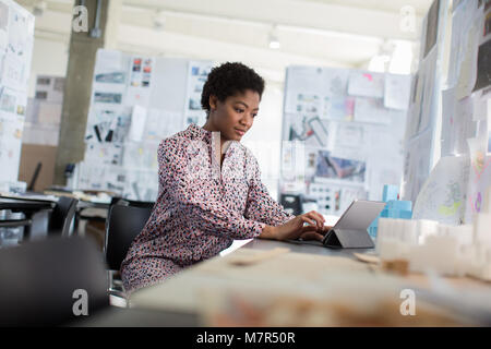 African American female travaillant dans creative office Banque D'Images