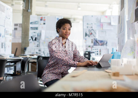 Portrait of african american female travaillant dans creative office Banque D'Images