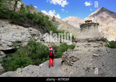 Voyageur sur le trekking au Ladakh, Karakorum, cette région est un but d'expéditions organisées par les Indiens moto Banque D'Images